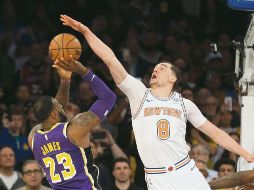 Mario Hezonja tapa el tiro de LeBron James cerca del final. AP