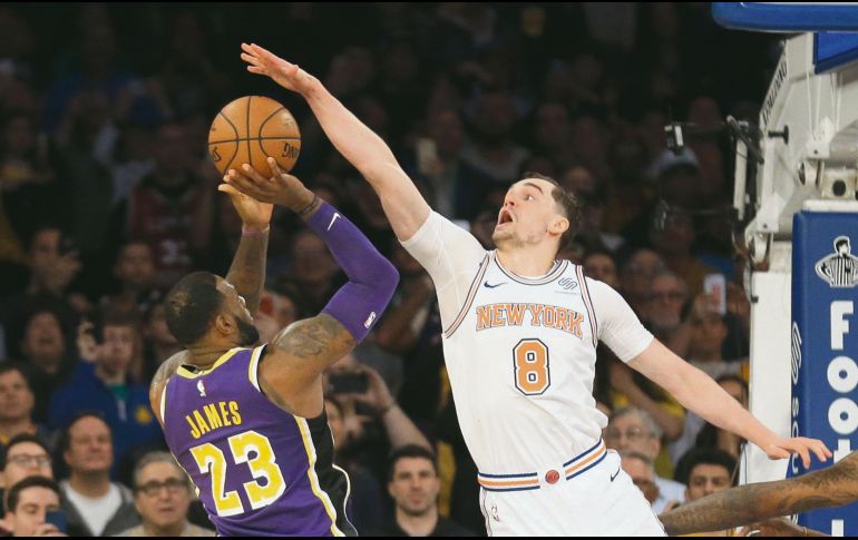 Mario Hezonja tapa el tiro de LeBron James cerca del final. AP