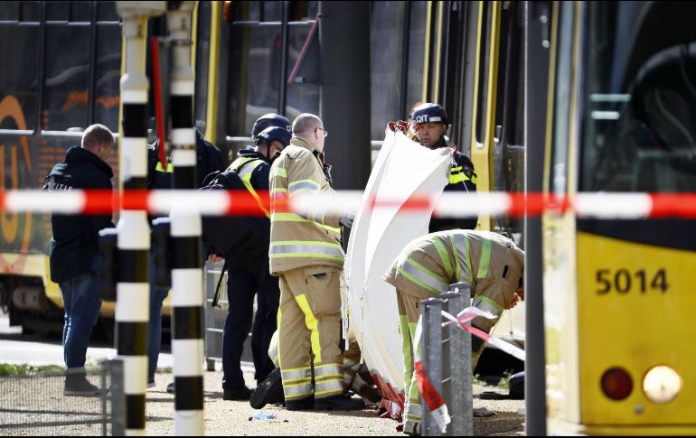 1-Miembros de servicios de emergencias acudieron al lugar para atender a los heridos. EFE / R. Van Lonkhuijsen