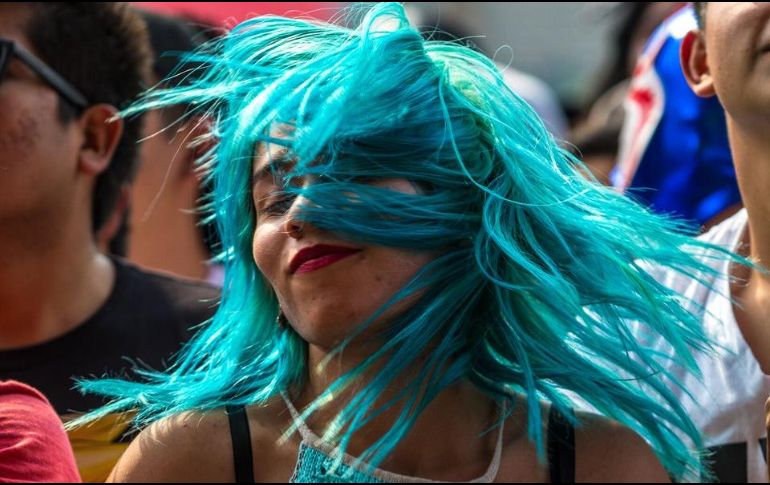 Muchos jóvenes asisten en tour para que los costos de hospedaje y transporte resulten menos caros y puedan disfritar lo mejor del festival. TWITTER / @vivelatino