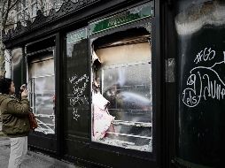Algunas tiendas fueron saqueadas y quemadas por los manifestantes este sábado. AFP/P. Lopez