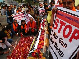 Varias personas encienden velas para honrar a las nueve víctimas paquistaníes que fallecieron en el atentado de Christchurch, este lunes en Karachi. EFE/S. Akber