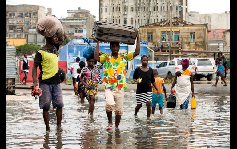 Habitantes cargan sus pertenencias tras las inundaciones, en una imagen del 15 de marzo.