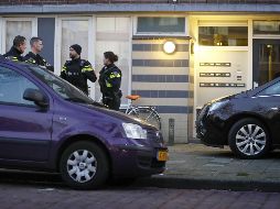 Agentes de la policía montan guardia frente a un edificio durante la búsqueda del sospechoso del tiroteo que se produjo este lunes en Utrecht. EFE/R. Van Lonkhuijsen