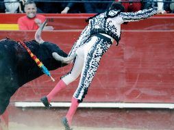 El veterano no sólo sufrió por la cornada, sino también por la forma en que cayó al suelo. EFE / J. Cárdenas