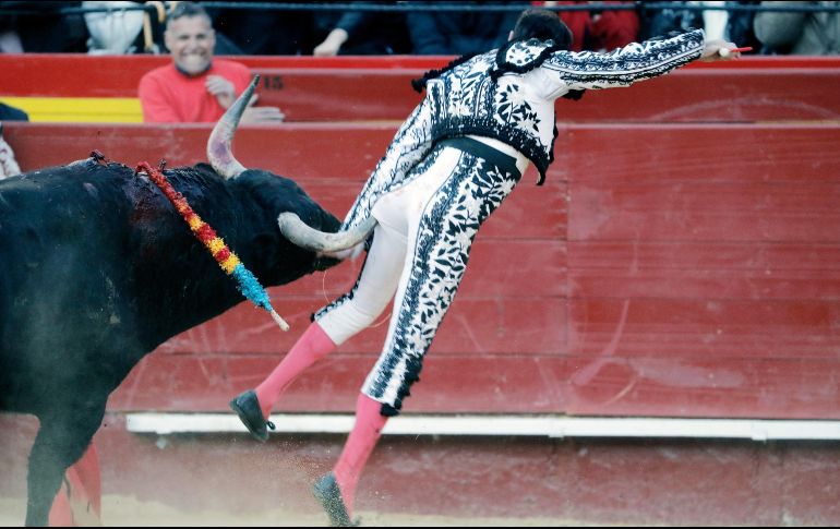 El veterano no sólo sufrió por la cornada, sino también por la forma en que cayó al suelo. EFE / J. Cárdenas