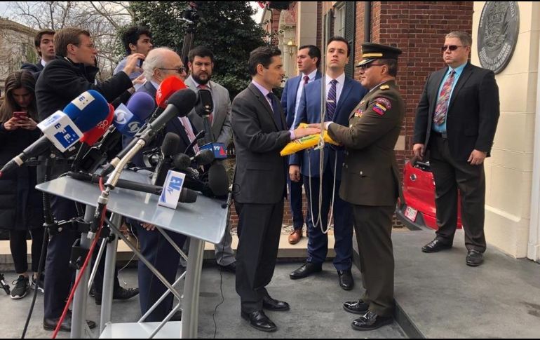 En una ceremonia en Washington, Carlos Vecchio, 