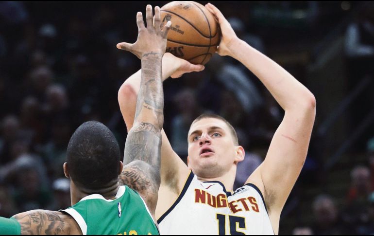 Nikola Jokic (#15) fue el mejor anotador de los Nuggets ayer en Boston. AP / C. Krupa