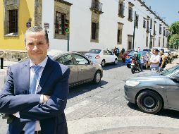 Juan Pablo Fernández, afuera de las instalaciones de EL INFORMADOR, con el tráfico habitual del Centro tapatío como fondo. EL INFORMADOR/J. Lomelí