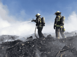 Personal de Bomberos de El Salto acudió al sitio pero solicitó el apoyo de otras corporaciones debido a la propagación del incendio. TWITTER / @PCJalisco