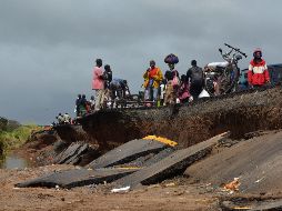 Varias personas contemplan los daños provocados por la llegada del ciclón 