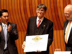 El biólogo (c) aprovechó las conferencias para aclarar cómo se conceptualiza la vida desde la biología. NTX/ARCHIVO