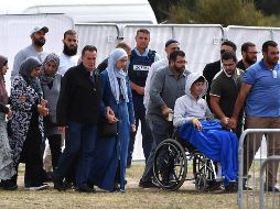 Decenas de personas asisten al entierro de un padre y su hijo, durante los primeros funerales de las víctimas de los tiroteos. EFE/M. Tsikas