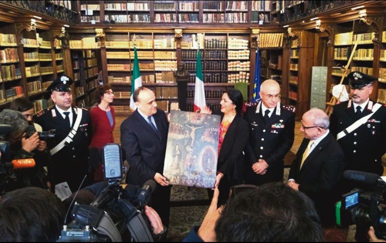 Alejandra Frausto recibió a principios de este mes los exvotos en el Colegio Romano. ESPECIAL