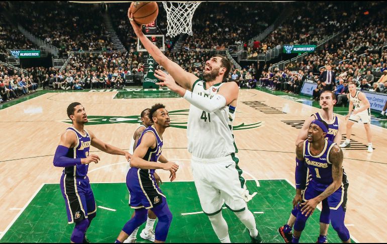 Los Bucks se consolidan con la mejor marca de la NBA al vencer ayer a los Lakers. EFE / T. Maury