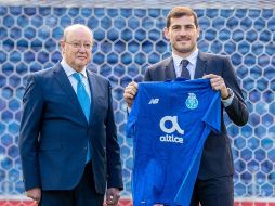 ''No es fácil apostar por alguien que tiene casi 38 años, agradezco la confianza que me dan y quiero seguir en un club en el que me siento en casa y donde quiero acabar mi carrera'', dijo el arquero. TWITTER / @IkerCasillas