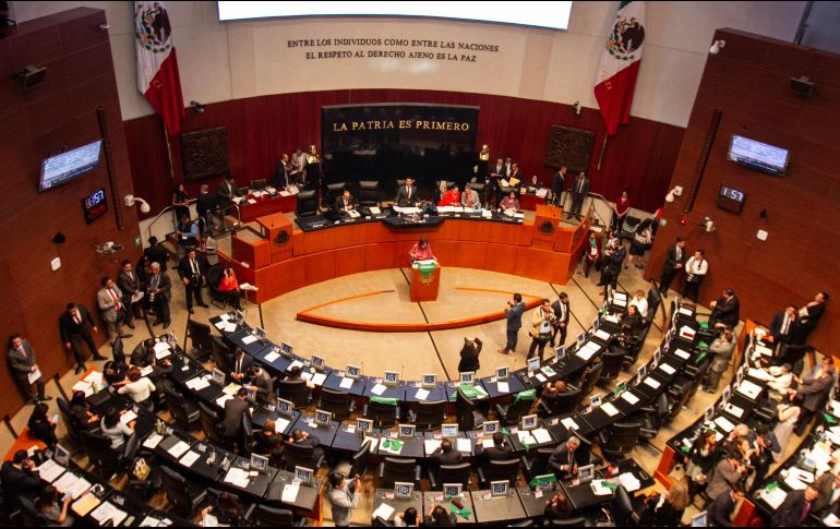 El pasado 7 de marzo, senadores se pronunciaron a favor del aborto legal y seguro colocando un pañuelo verde en sus butacas. Algunas senadoras que se oponen al aborto reclamaron que les colocaran el pañuelo en sus lugares. NTX/ARCHIVO