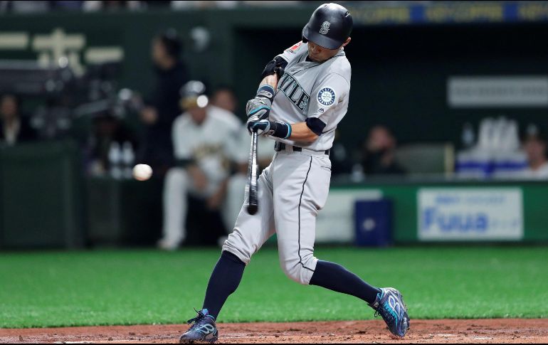 Una multitud que acudió para ovacionar a Suzuki en su tierra natal acabó presenciando a Domingo Santana conectar el grand slam que encaminó a Seattle a la victoria. EFE / K. Ota