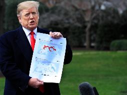 Trump muestra un mapa que compara el territorio controlado por el EI en Iraq y Siria el día en que fue elegido, con esa misma región en la actualidad. AP/M. Balce