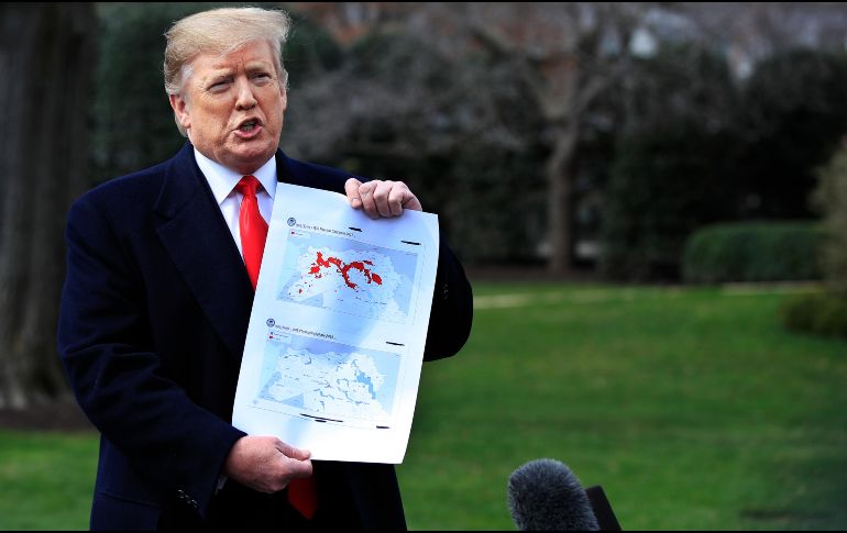 Trump muestra un mapa que compara el territorio controlado por el EI en Iraq y Siria el día en que fue elegido, con esa misma región en la actualidad. AP/M. Balce