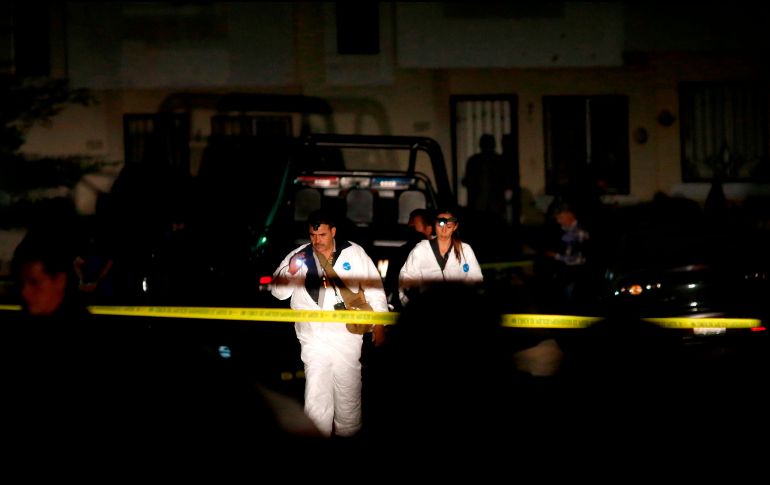 Forenses durante las  labores en el sitio del ataque en Tonalá. AFP/U. Ruiz