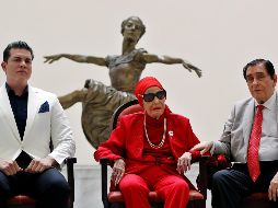 La artista fue con su esposo, Pedro Simón, y el presidente del Instituto Latino de la Música (ILM), Daniel Martín Subiaut, quienes participaron en la ceremonia de entrega. EFE / E. Mastrascusa
