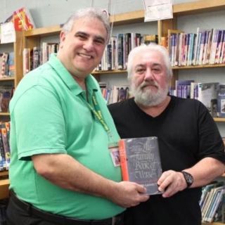 Ex alumno devuelve libro a su escuela 53 años después