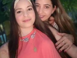 Mailín Díaz posa con su hermana Mailén, a quien aún se le aprecian algunos moretones. FACEBOOK/Mailin Diaz