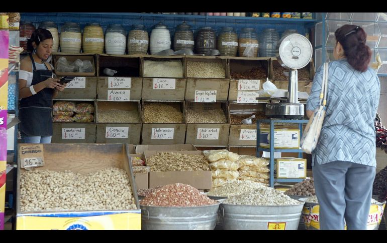 Se recomienda revisar la información nutricional de las cajas de los cereales no integrales, deben de contener 6 gramos de azúcar máximo por cada 30 gramos de porción. EL INFORMADOR / ARCHIVO