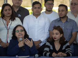 La miembro de la Alianza Cívica Azahálea Solís (i), junto a la delegada del Movimiento Estudiantil Alejandra Centeno (d), hablan en conferencia de prensa. EFE/J. Torres