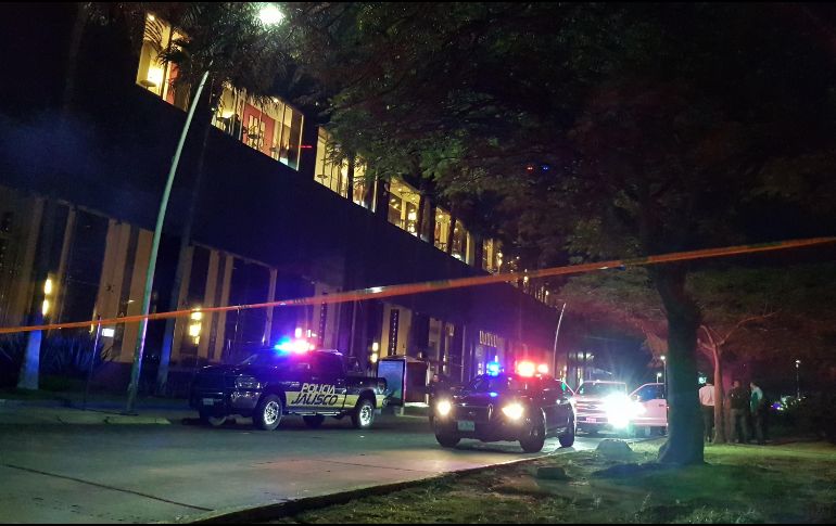 El tramo de López Mateos que va de Niños Héroes a Lázaro Cárdenas fue cerrado en espera de que el Ministerio Público realizara el levantamiento de indicios. ESPECIAL