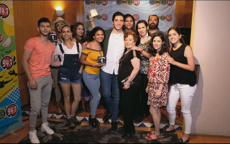 El joven cantante escuchó junto a sus fans sus canciones y explicó la pasión con la que interpreta para estructurar su propio estilo en el escenario. EL INFORMADOR / A. Camacho 