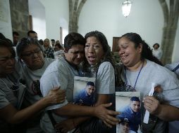 Tras finalizar el evento en la Capilla Tolsá del Hospicio Cabañas, mujeres que buscan a sus familiares desaparecidos se abrazan y rompen en llanto ante la desesperación de no poder conocer el destino que tuvieron sus seres queridos. EL INFORMADOR/F. Atilano
