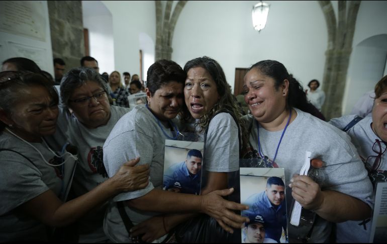 Tras finalizar el evento en la Capilla Tolsá del Hospicio Cabañas, mujeres que buscan a sus familiares desaparecidos se abrazan y rompen en llanto ante la desesperación de no poder conocer el destino que tuvieron sus seres queridos. EL INFORMADOR/F. Atilano