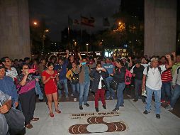 Miembros de la CNTE bloquean accesos al Senado, donde pretendían sesionar los diputados para analizar y avalar la reforma educativa. SUN/V. Rosas