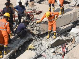 Todavía hay personas enterradas bajo los escombros. AFP