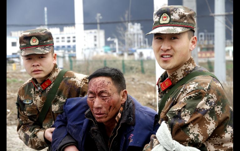 Miembros de los equipos de rescate auxilian a un herido en la planta de Yancheng. EFE