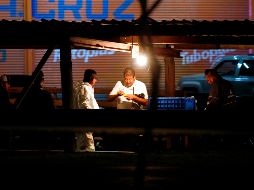 Personal del Servicio Médico Forense y de la Fiscalía acudieron al sitio para levantar los cuerpos. AFP