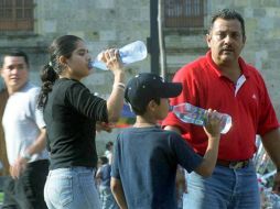  Recomendó para esta temporada de calor tomar agua embotellada, hervida o desinfectada para mantenerse hidratado. EL INFORMADOR/ ARCHIVO