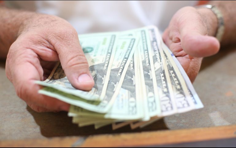 La moneda se adquirió en un precio mínimo de 17.65 pesos en bancos capitalinos. EL INFORMADOR/ARCHIVO