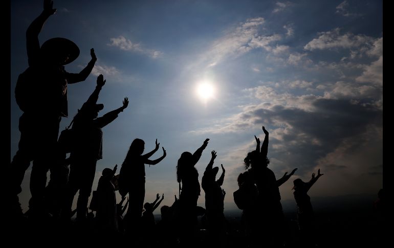 Las principales zonas arqueológicas de México recibieron hoy a miles de personas decididas a recargar energía y darle la bienvenida a la primavera.