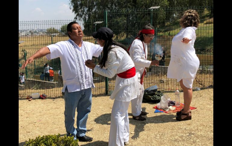En Cholula, Puebla. Habitantes siguen diversos ritos que, en su creencia, les ayudarán a tener energía positiva durante todo el año.