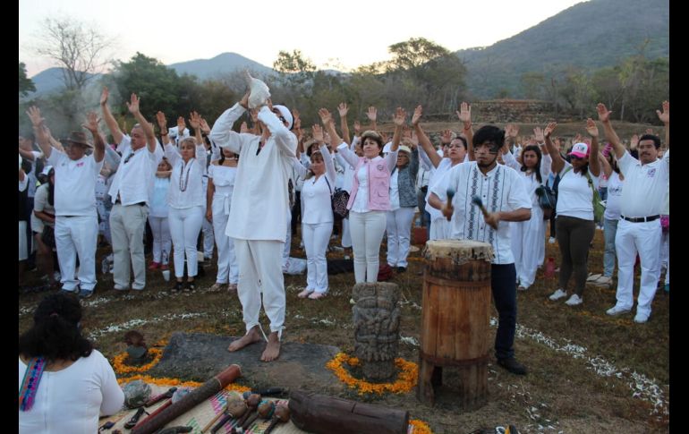 Miles llegaron a la zona arqueológica de Tehuacalco, Guerrero, para ver el amanecer.