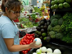  La inflación fue resultado del alza en el precio de productos como el limón, la calabacita y el jitomate, mientras que los productos a la baja fueron el chile serrano, nopales y otros chiles frescos. NTX/ ARCHIVO