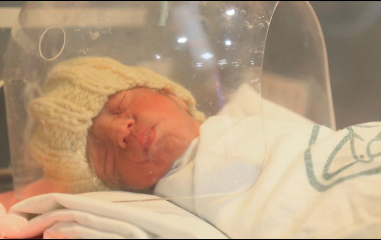 Uno de los quintillizos. Los bebés se encuentran estables  permanecerán hospitalizados durante un mes, hasta que alcancen los dos kilos de peso y madure su sistema inmunológico. TWITTER@Tu_IMSS