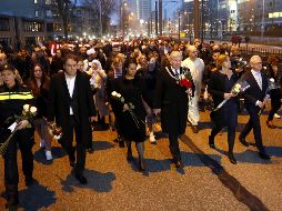 El alcalde de Utrecht, Jan van Zanen (c) participa este viernes en una marcha silenciosa para conmemorar a las víctimas del tiroteo en Utrech. EFE/R. Van Lonkhuijsen