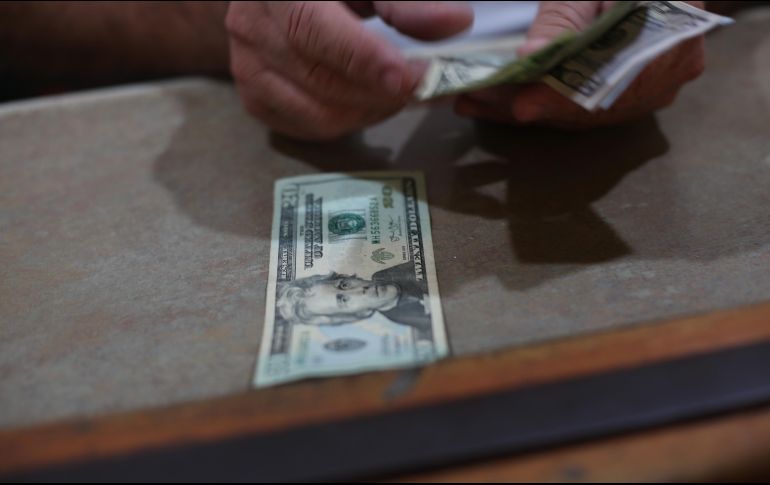 El billete verde se compró en un mínimo de 18 pesos. EL INFORMADOR/ARCHIVO