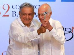 El presidente de México, Andrés Manuel López Obrador (i), entrega el bastón de Mando al presidente del Consejo de Administración del Banco Azteca, Luis Niño de Rivera (d). EFE/D. Guzmán