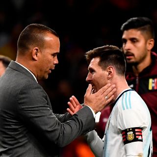 Técnico de Venezuela renuncia tras vencer a Argentina