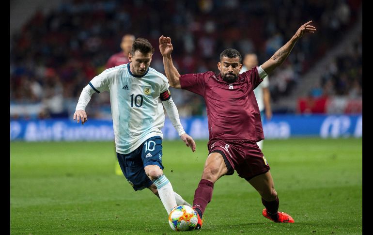 El delantero de la selección de Argentina, Leo Messi, disputa el balón ante el centrocampista de Venezuela, Tomás Eduardo Rincón. EFE / J. Hidalgo